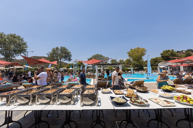 אירוע חברה סביב הבריכה