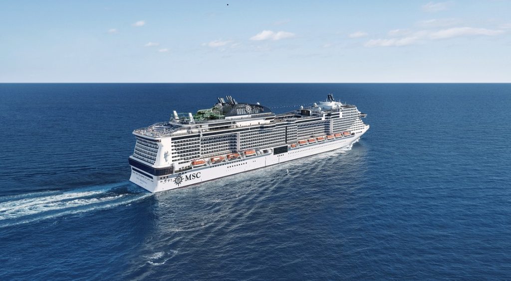 אונייה שטה בלב ים