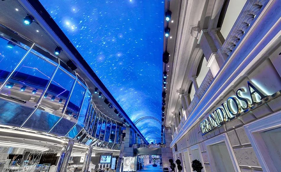 טיילת פנימית באוניה