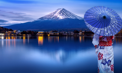 אישה מביטה על הר ביפן