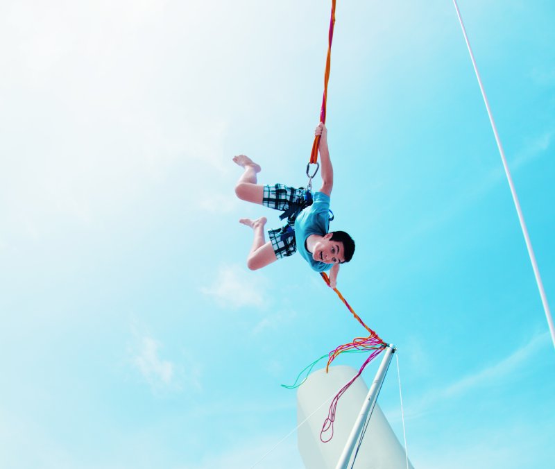 ילד עושה באנג'י באוניה