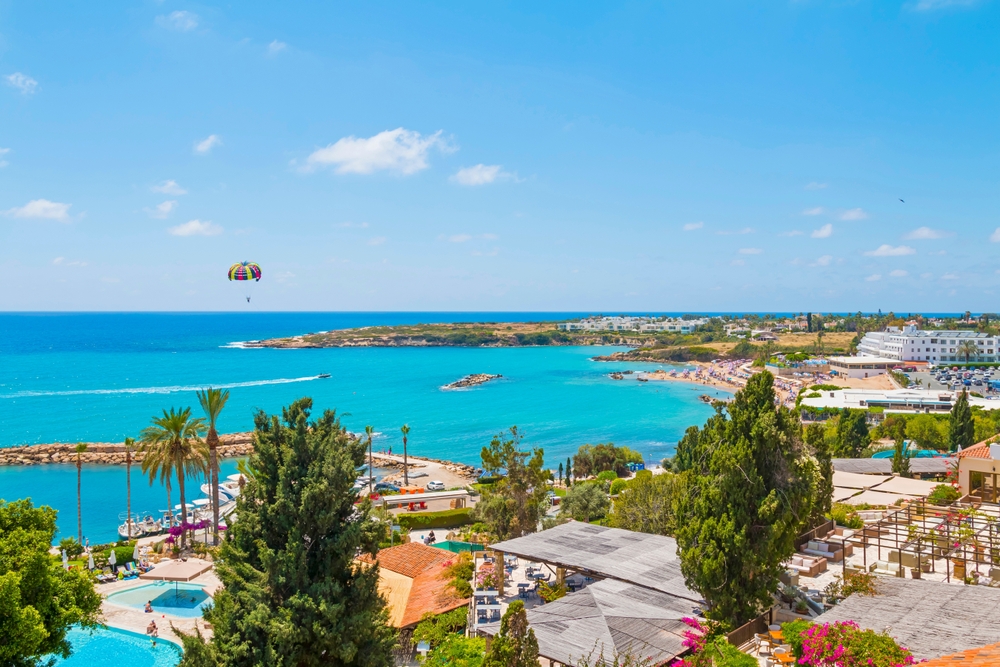 חוף ים בקפריסין עם מים כחולים טורקיז