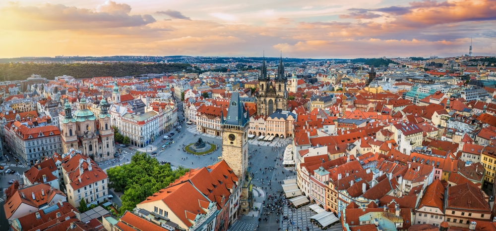 מבט מלמעלה על גגות בפראג היפה בשקיעה