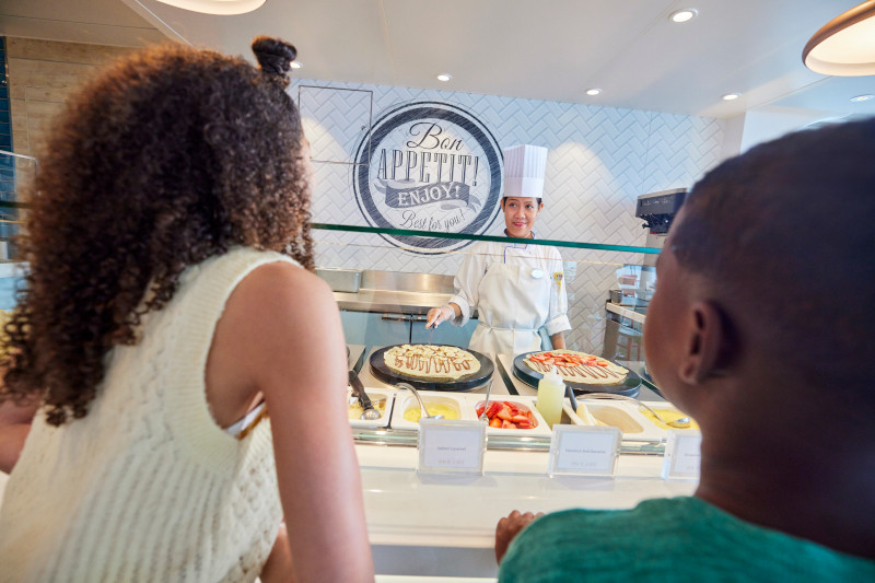 שתי נשים בCREPE MARKET