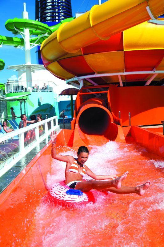 ילד בפארק מים