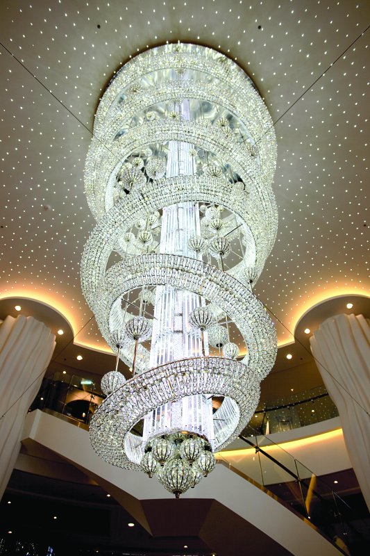 נברשת מרשימה בלובי האוניה