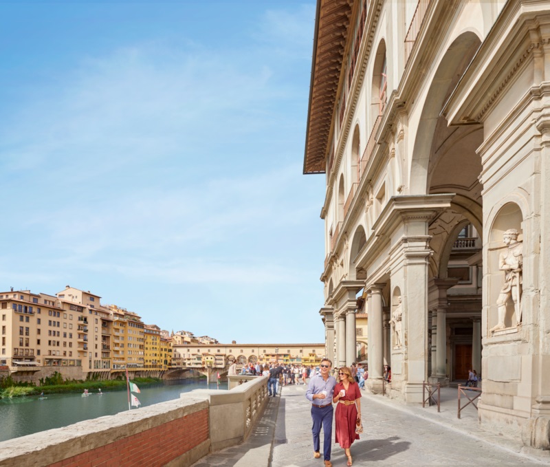 זוג מטייל ליד הנהר ארנו בפירנצה