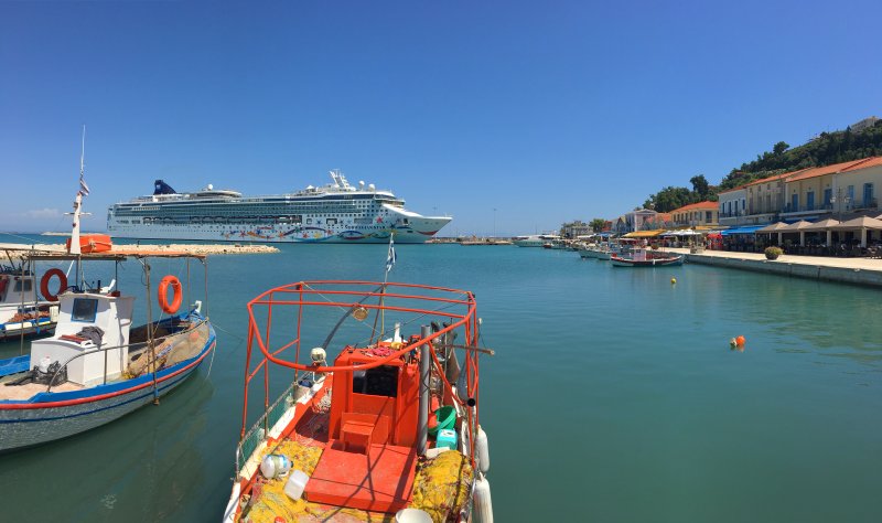 אוניה בקטקולון עוגנת בלב ים