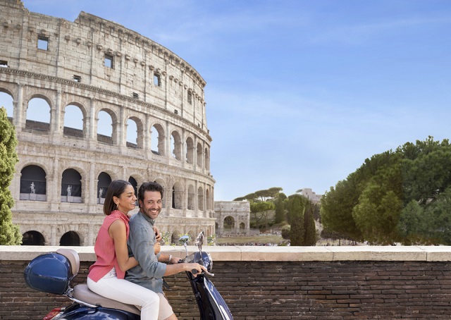 זוג באופנוע מול הקולוסיאום