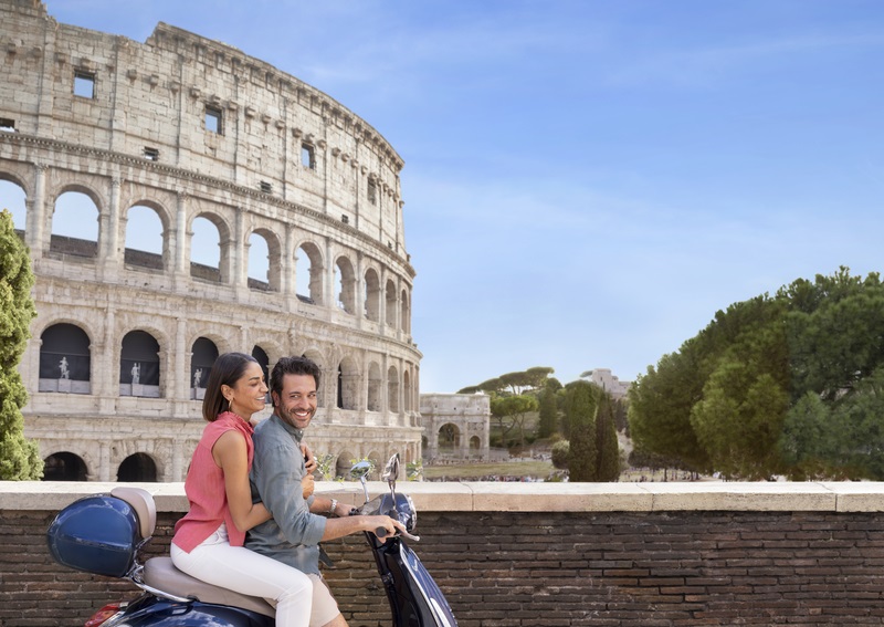 זוג על אופנוע מול קולוסיאום