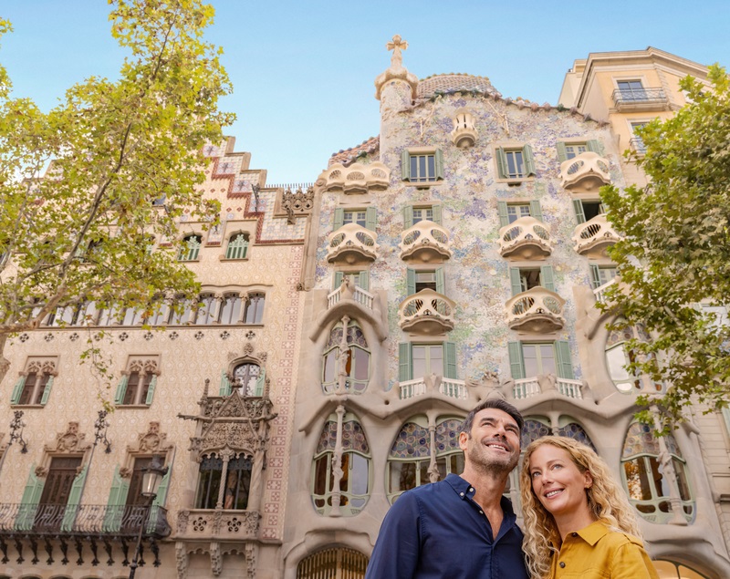 זוג מול בית בטליו של גאודי