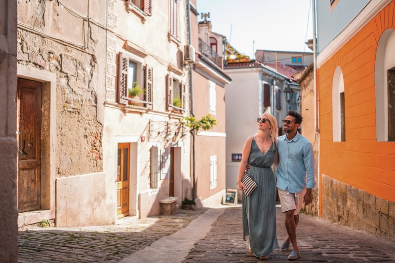 זוג מטייל ברחובות קופר