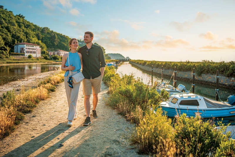 זוג הולך בטיילת יד ביד