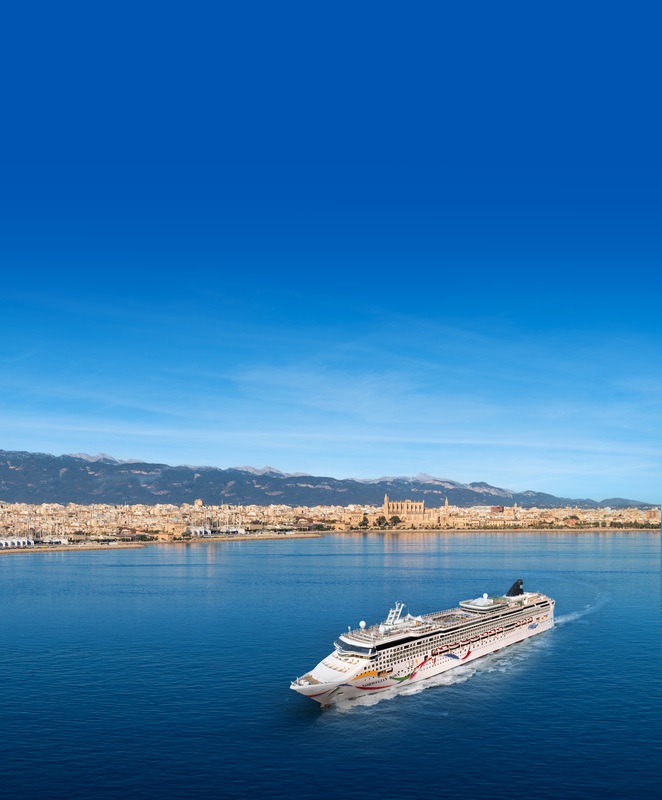 אוניה יוצאת מנמל פלמה דה מיורקה