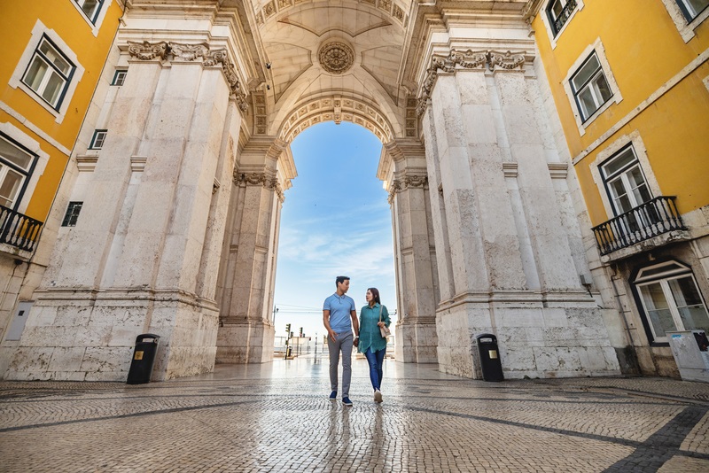 סוג אסיאתי חוקר את העיר ביום שימשי
