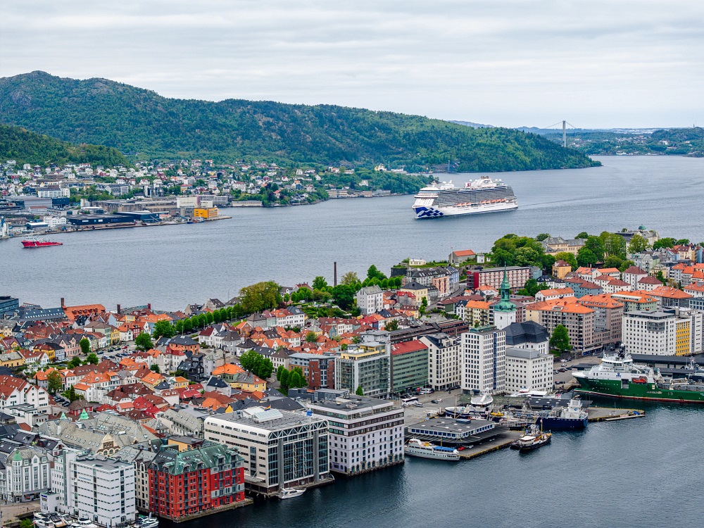 אוניה נכנסת לנמל ברגן