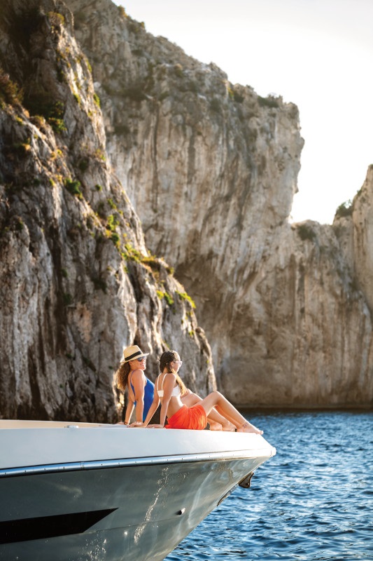 שתי נשים בסירה מול חופי קפרי