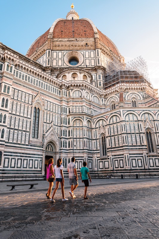 משפחה מטיילת לצד הקתדרלה של פירנזה