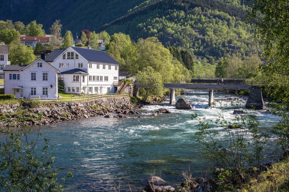 בתים ליד הנהר בסקולדן