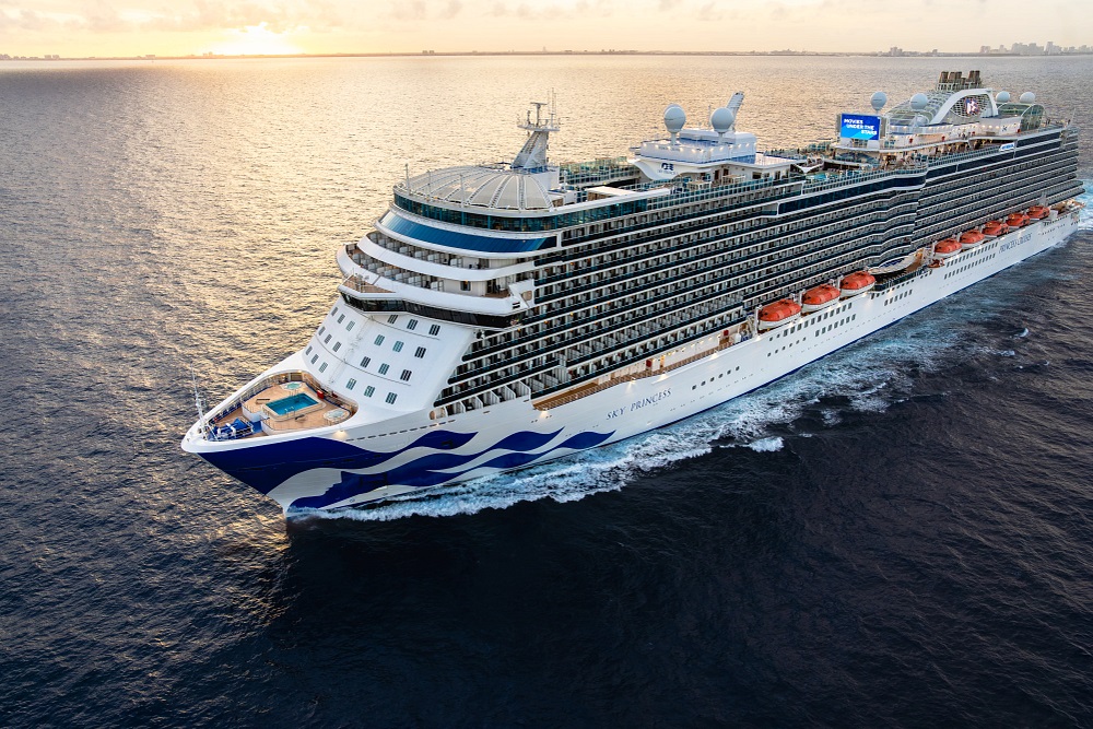 אוניה שטה בים