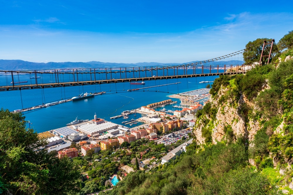 נוף פנורמי המשקיף אל גשר התלוי ווינדסור