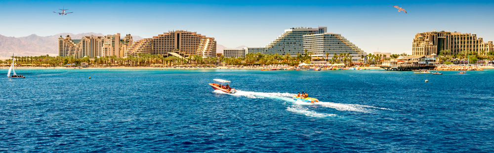 תמונה פנורמית המציגה את הים האדום באילת וברקע מלונות