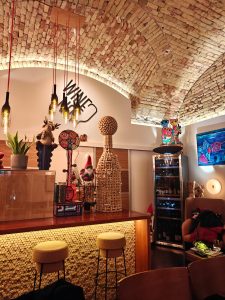 בן יין בבודפשא עם כסאות בר