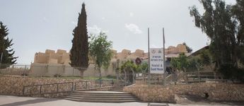 אנ